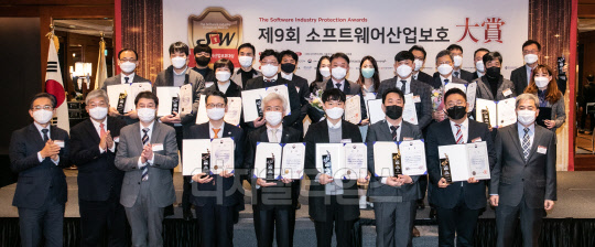 문화체육관광부·행정안전부·과학기술정보통신부가 주최하고 한국저작권보호원·한국소프트웨어저작권협회 주관, 디지털타임스가 후원하는 제9회 소프트웨어산업보호대상 시상식이 24일 강남구 테헤란로 그랜드 인터컨티넨탈 서울 파르나스 호텔에서 열렸다. 이날 시상식에 참석한 유병한 한국소프트웨어저작권협회장(앞줄 맨 왼쪽부터), 박학용 디지털타임스 대표이사, 강석원 문화체육관광부 저작권국장 등 내빈과 수상자들이 기념촬영을 하고 있다. 박동욱기자 fufus@